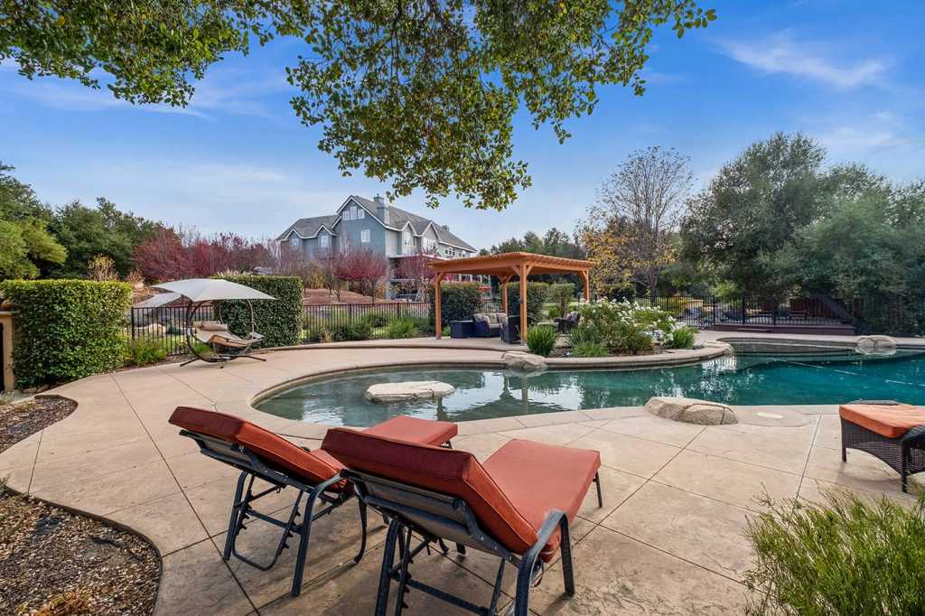 The-Estate-At-Oak-Hollow-retreat-venue-united-states-avenida-bosque-pool-4-1024x682